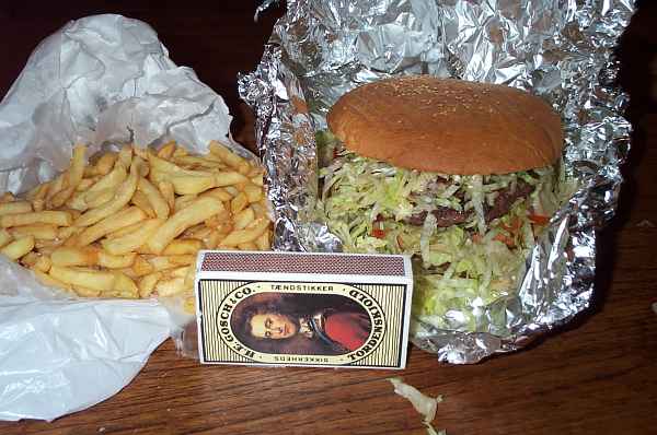 Et billede af en Buggi Burger og en lille pommes frites sammen med en æske husholdningstændstikker